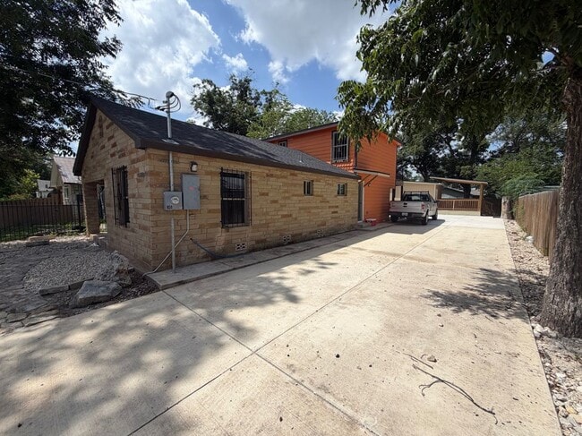 Building Photo - 1715 Saltillo St