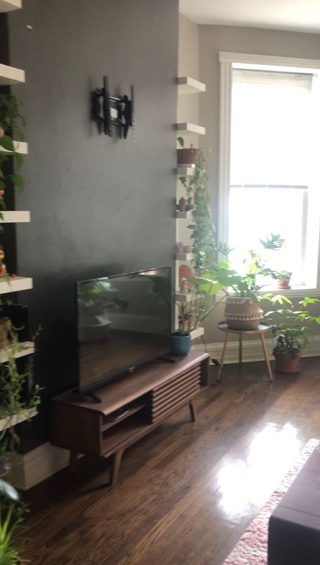 Livingroom - 1658 N Monticello Ave