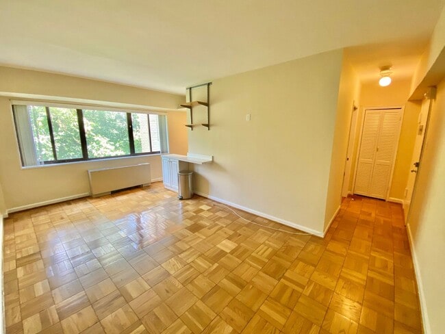 Building Photo - Wilshire Park Condo Studio with Den with Park views in Cleveland Park!