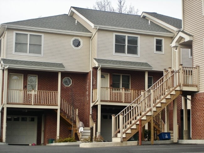Rye Townhouse- 3 Bedroom 2.5 Baths $5985 Near Train & Town - Rye Townhouse- 3 Bedroom 2.5 Baths $5985 Near Train & Town