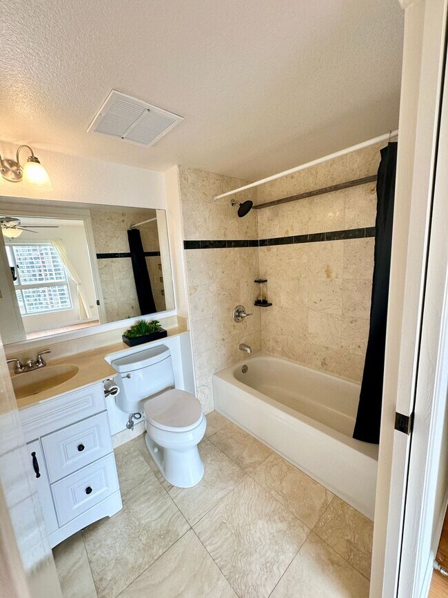 Foto del edificio - Golf course and Ocean Views  from this 3 bedroom 2 bath condo!