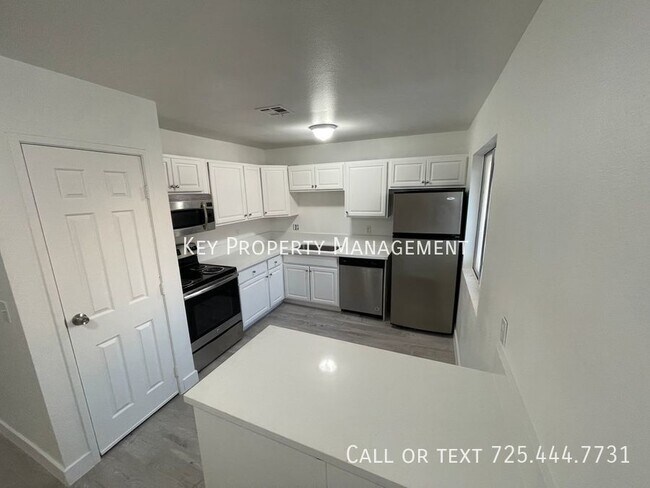 Building Photo - UPSTAIRS 3 BEDROOM 2 BATH WITH 1 CAR GARAGE