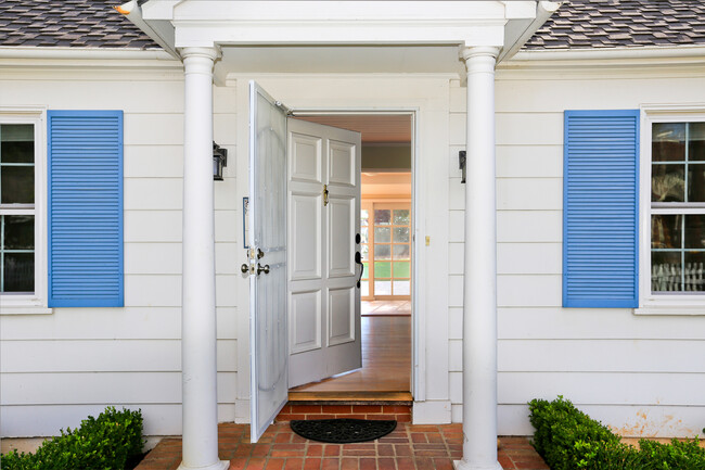 Building Photo - Charming 1 Bed 1 Bath Los Altos Cottage on...