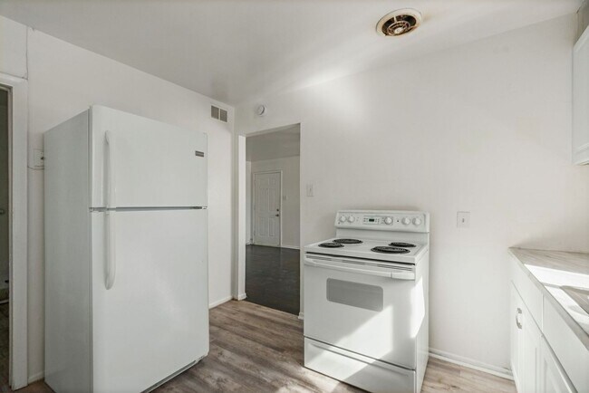 Foto del edificio - 975-977-979 S Lowell Blvd