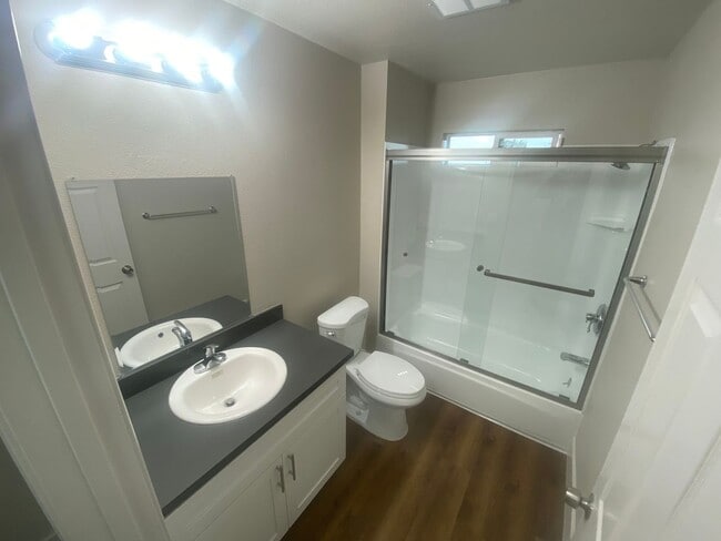 Foto del edificio - 637 Shepherd Ave