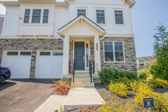 Foto del edificio - Stunning 5 BR/5 BA Single-Family Home in E...