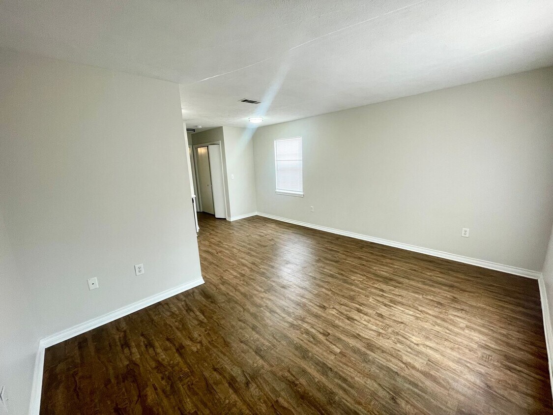 Building Photo - GS-581 Dexter Dr