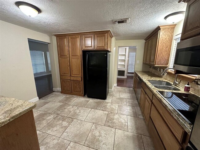 Building Photo - 401 Woodmont Dr
