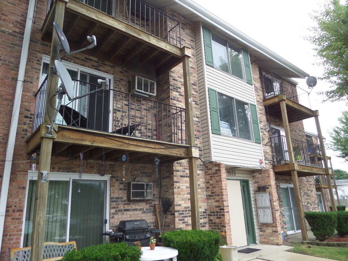 1033 Kuhn Rd Unit 2, Carol Stream, IL 60188 Room for Rent in Carol