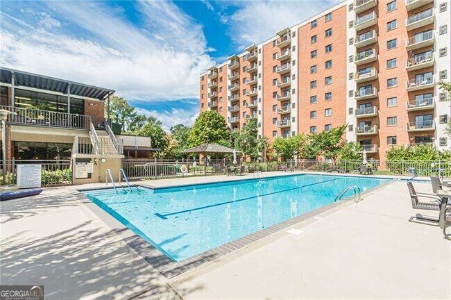 Foto del edificio - 300 Johnson Ferry Rd