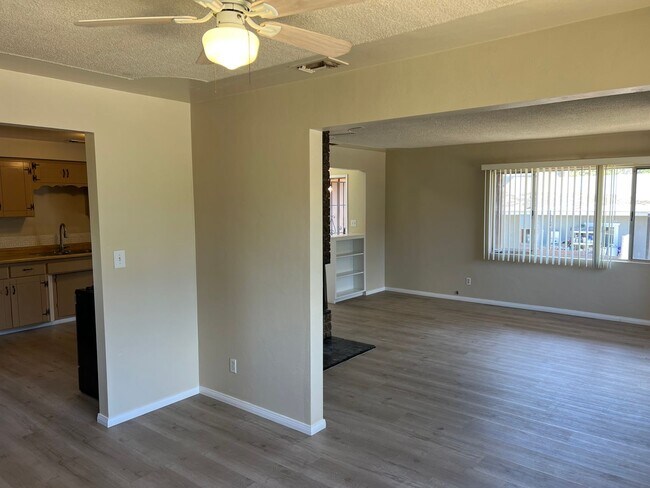 Building Photo - Spacious 3BR/1.5BA Ranch Style Home with H...