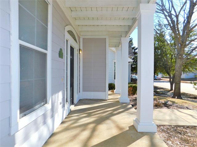 Building Photo - 9921 Lakeview Dr