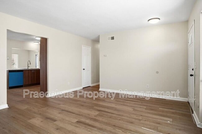 Building Photo - 3408 Clavelita St