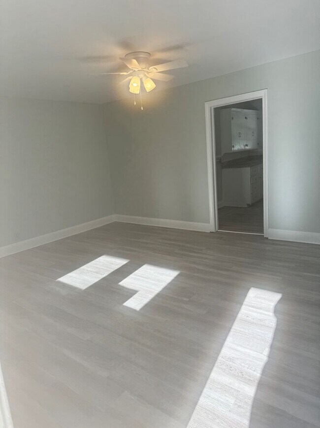Building Photo - Charming 2BR/1BA Duplex at 2500 Stokes Ave...
