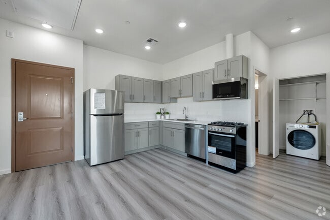 Interior Photo - 983 Dewey Ave