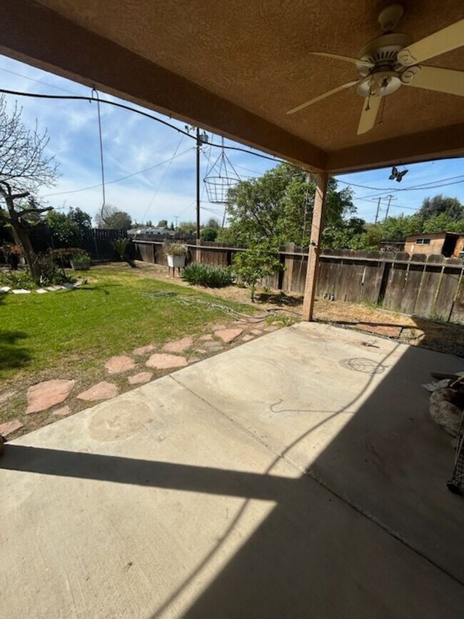Building Photo - SW Visalia Home coming soon!!