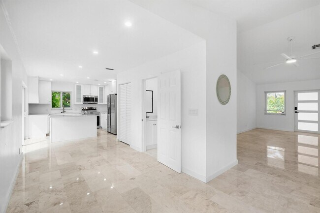 Foto del edificio - 235 NW 3rd Ct