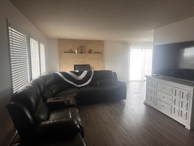 Building Photo - 2061 Royal Ct