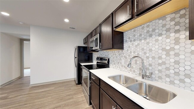 Foto del edificio - 6304 Prospect Ave