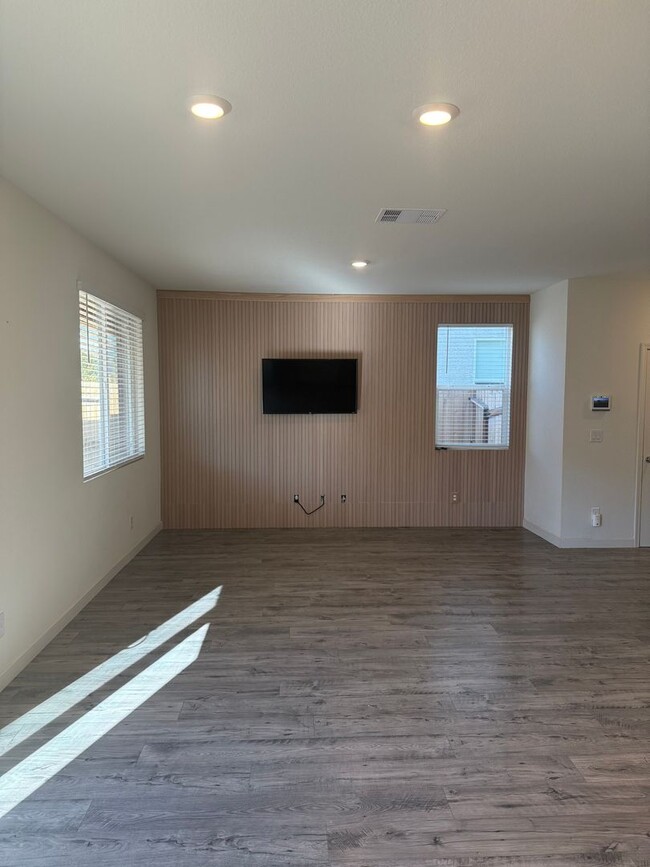 Building Photo - 3 bed 2.5 bath house