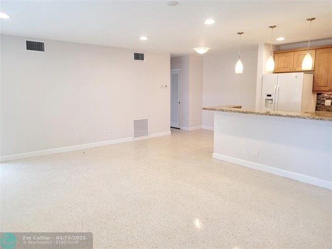 Building Photo - 711 Bayshore Dr