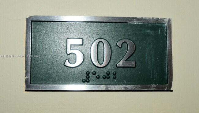 Foto del edificio - 50 Menores Ave