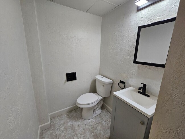 Building Photo - Newly updated 3 bedroom 2 bathroom home in...
