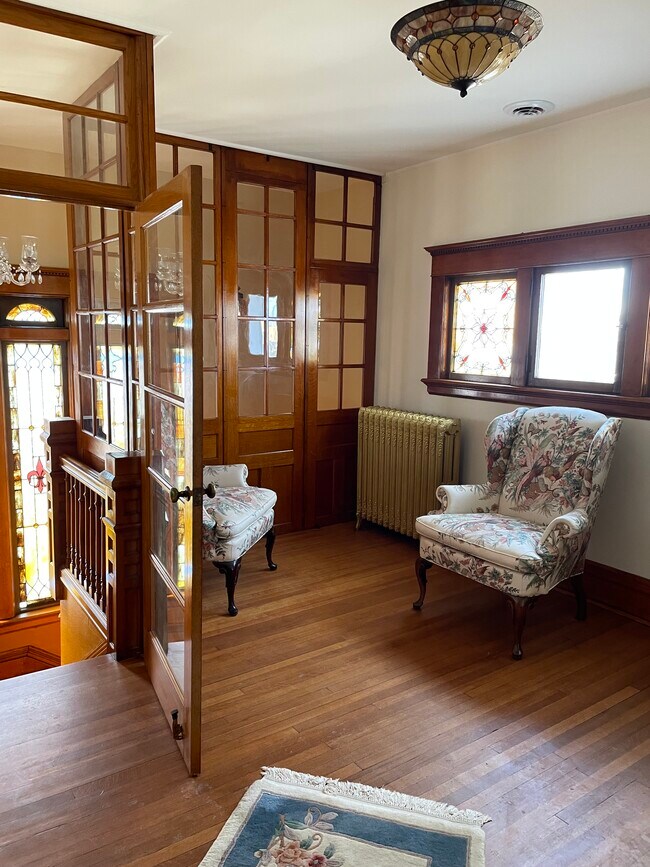 Sala de saludos - 1306 Lincolnway