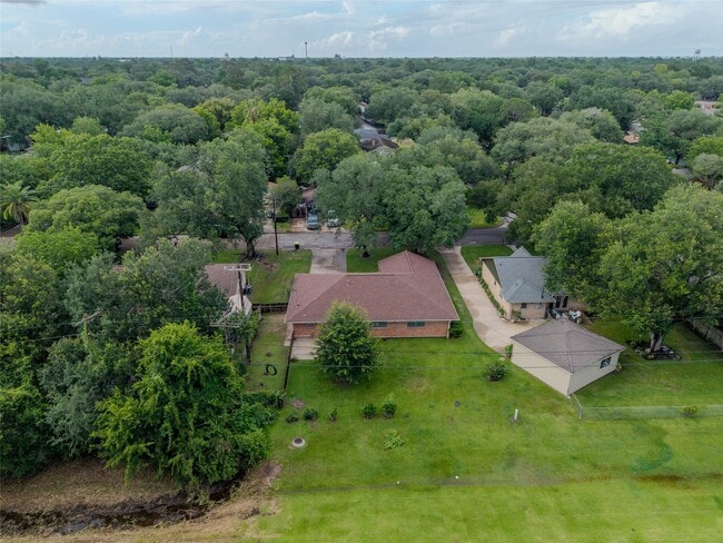 Building Photo - 2308 Hillcrest Dr