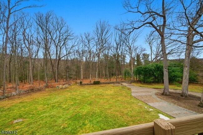 Foto del edificio - 12 McCaffrey Ln