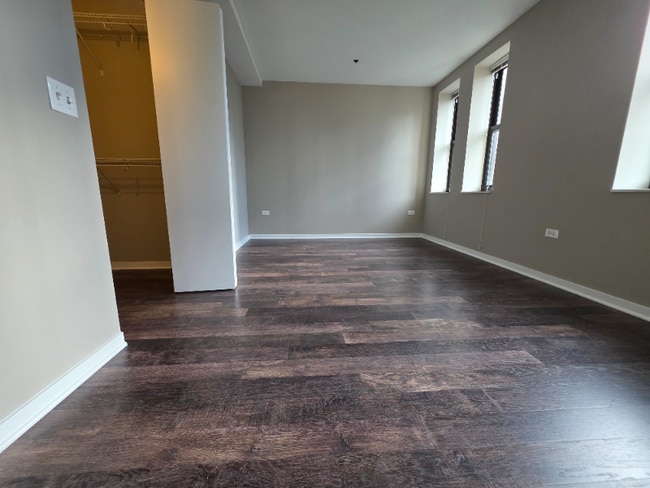 Building Photo - 13 W Randolph St