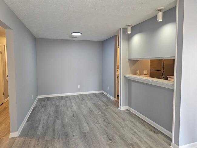 Building Photo - Newly Renovated 2 Bedroom, 2 Bath Condo in...