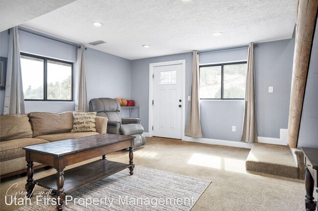 Building Photo - 1 br, 1 bath House - 322 E Hillcrest Cir