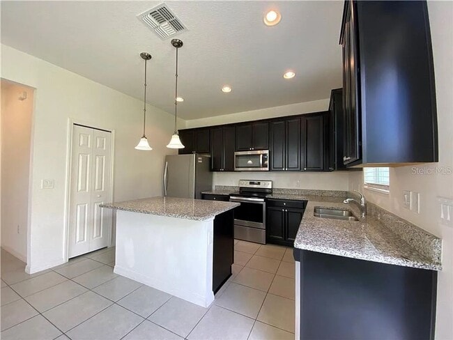 Foto del edificio - Beautiful End Unit Townhome Near Lake Nona...