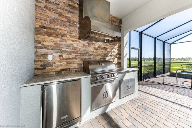 Foto del edificio - PRICE DROP!! ALMOST NEW! SPACIOUS, 4-BEDRO...