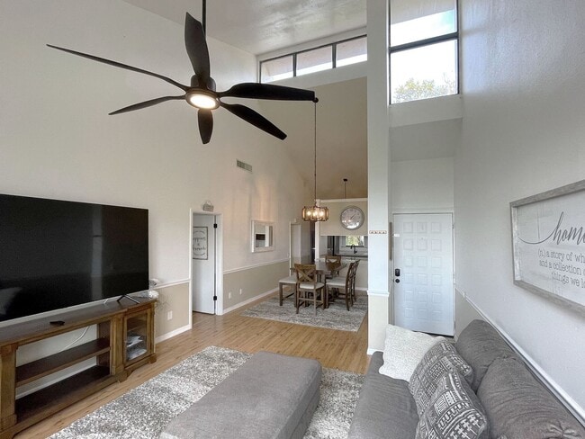 Foto del edificio - 2/2 Winterset FULLY FURNISHED Townhome!