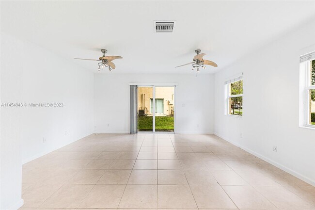 Foto del edificio - 6621 Winfield Blvd