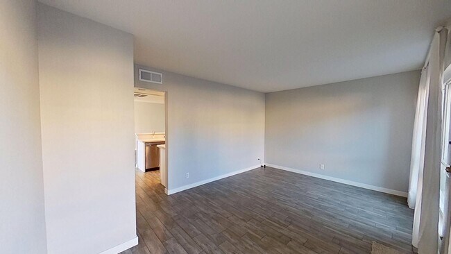 Building Photo - Must See! Lovely 3 Bedroom Townhouse in St...