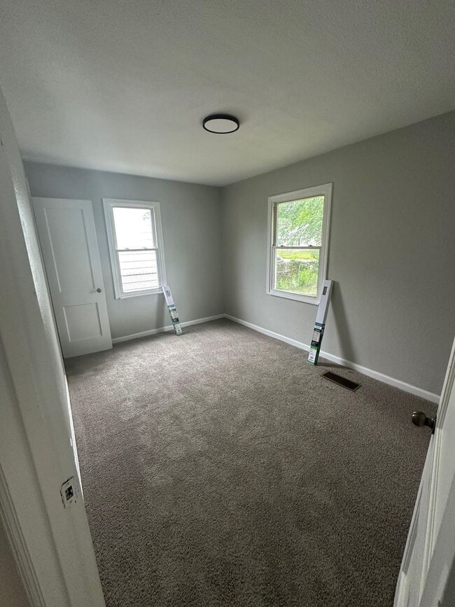 Building Photo - 3 Bed 1 Bath with Fence + 2 Car Garage - Newly Refreshed