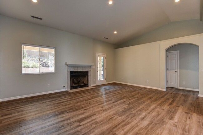 Building Photo - 3 Bedroom 2 Bath Home On North Side Of Pre...
