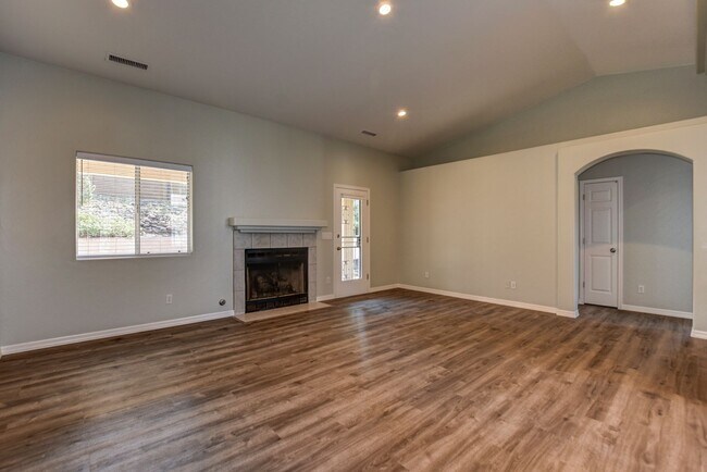 Foto del edificio - 3 Bedroom 2 Bath Home On North Side Of Pre...