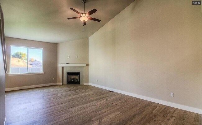 Foto del edificio - Beautiful, Newly-Built Home with Office