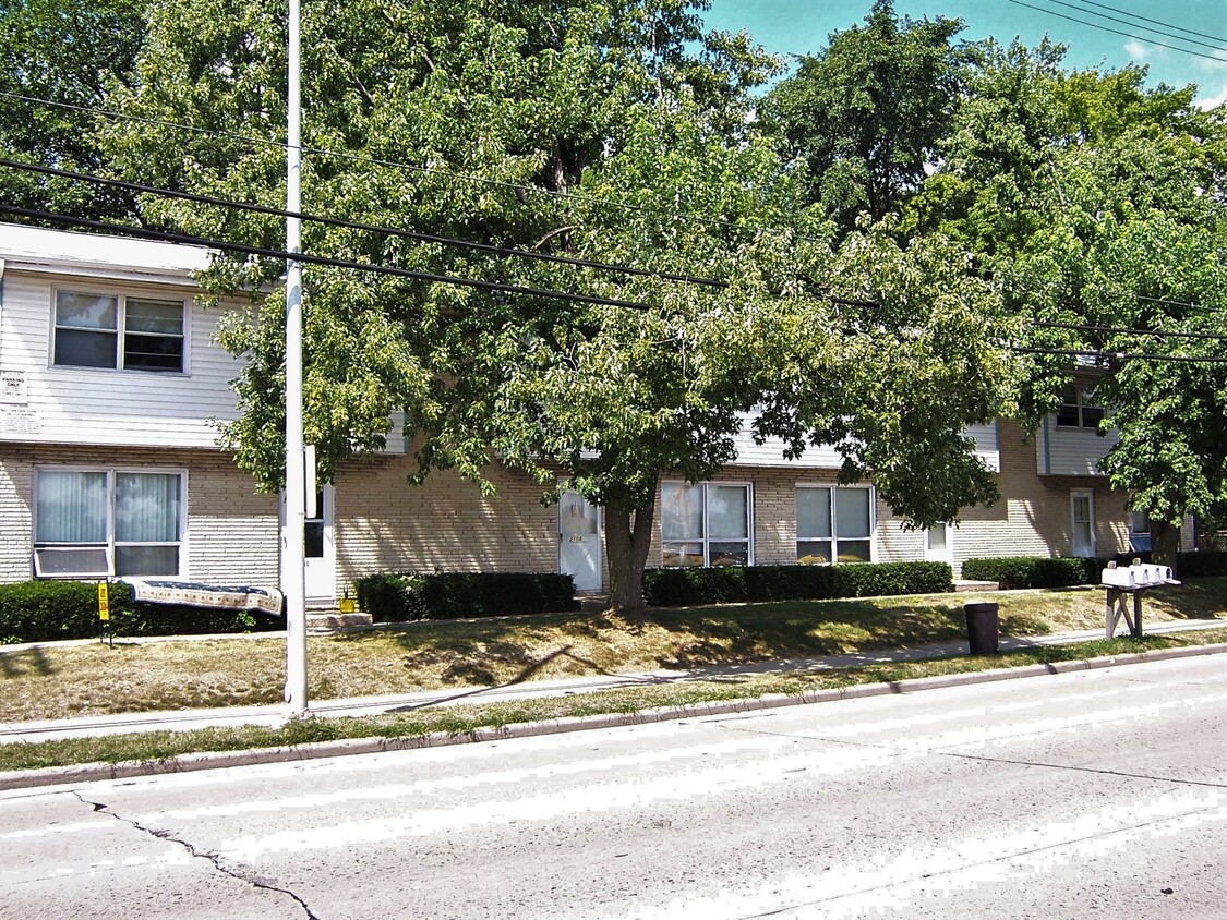 2112 Packers Ave - Summer - 2110 Packers Ave
