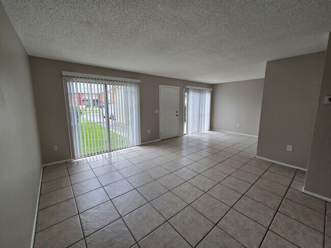 Foto del edificio - Spacious 2 Bedroom Orlando Condo with Water Included – Available Now!