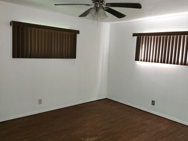 Building Photo - 208 Southview Dr
