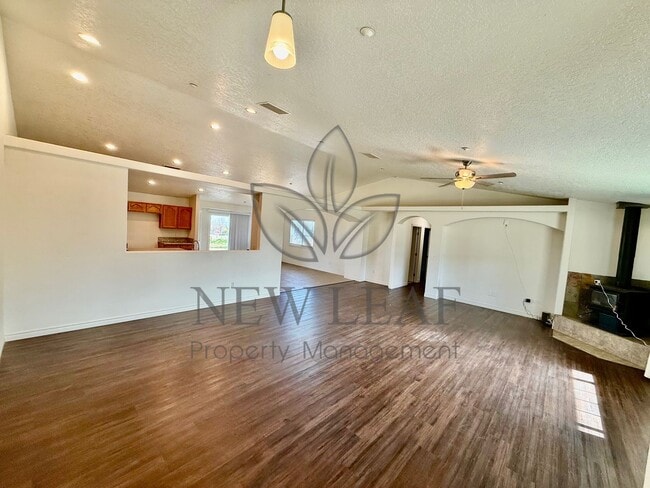 Foto del edificio - 4 Bedroom home on Private lot in PHELAN CA