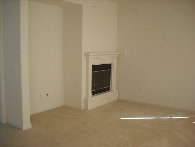 Foto del edificio - Love living near the Beach into this spacious 5 bedroom home