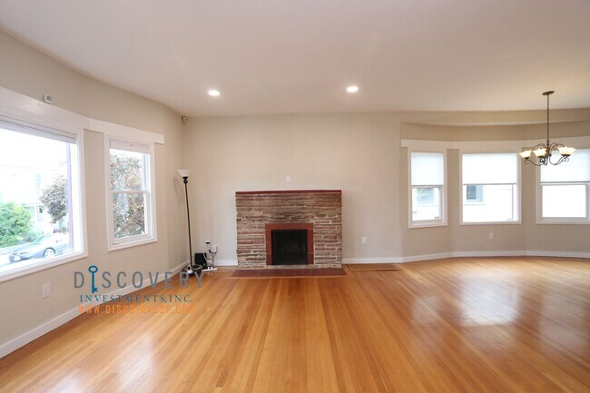Building Photo - Lower Rockridge Bungalow with Enclosed Yard