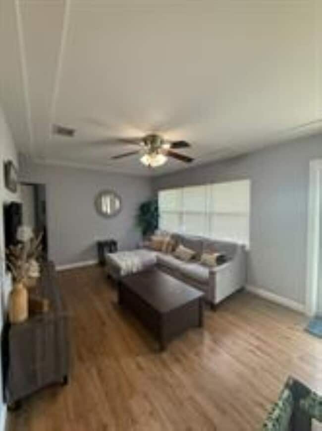 Foto del edificio - 541 NE 58th Ct