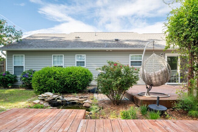 Foto del edificio - FURNISHED RENTAL FOR 3-12 MONTHS AVAILABLE MID-MARCH 2026